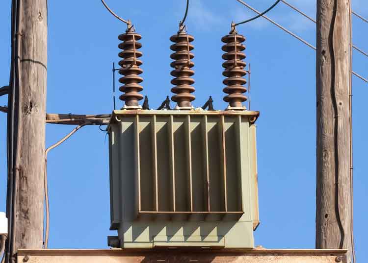 what causes voltage to be induced in a transformer